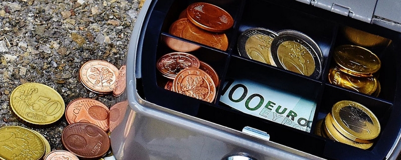 10万存定期还是买理财 根据情况进行分析